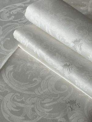 deux rouleaux de tissu posés sur une table