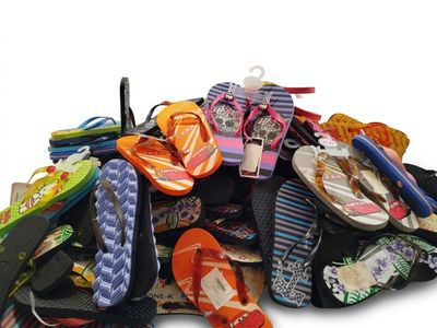 Lot de nombreuses paires - MULTIMARQUES - Tongs et claquette…