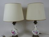 deux lampes posées sur une table