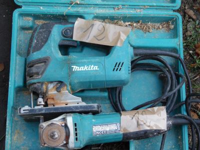 une boîte bleue contenant des outils, posée par terre