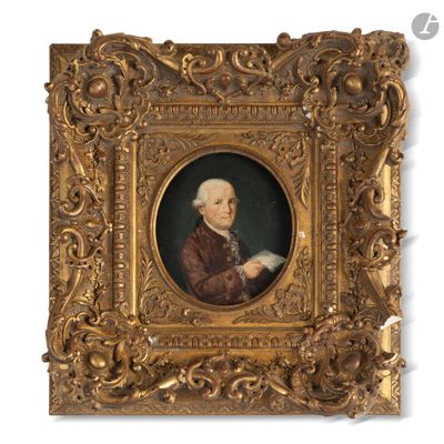 une vieille photo d'un homme vêtu d'un manteau marron, tenant un livre