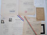 Plusieurs vieux papiers sont empilés les uns sur les autres sur une table