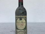 une bouteille de vin posée sur une table