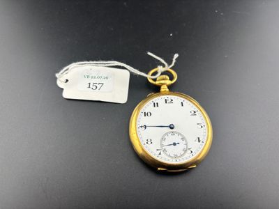 une montre de poche en or à laquelle est attachée une étiquette