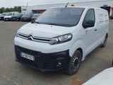une camionnette blanche garée dans un parking