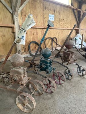 une vaste collection d'anciens outils agricoles dans une grange
