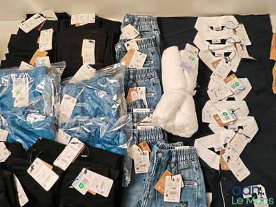 de nombreux types de vêtements exposés sur une table