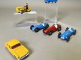 plusieurs petites voitures sont alignées sur une table