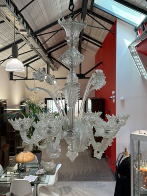 un grand lustre en verre au milieu d'une pièce