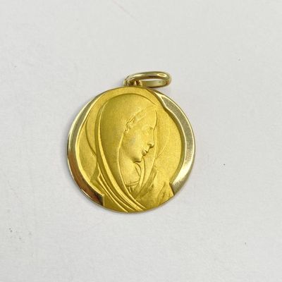 l'image d'une médaille d'or sur laquelle figure le visage d'une femme