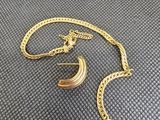 un collier en or orné d'un pendentif en forme de croissant