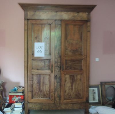 une armoire en bois avec un panneau dessus dans une pièce