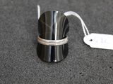 un petit objet en argent muni d'une étiquette