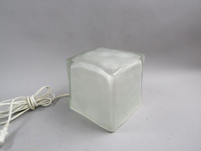une lumière blanche posée sur une table
