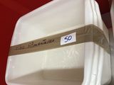 une pile de récipients en plastique empilés les uns sur les autres