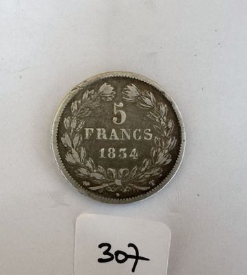 gros plan d'une pièce de monnaie sur une surface blanche avec une étiquette de prix