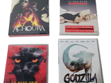 trois DVD de films d'horreur sont posés sur une surface blanche