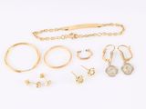 une collection de bijoux en or comprenant des bagues, des bracelets et des anneaux