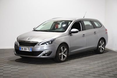 la voiture argentée est garée dans la pièce au sol en damier