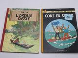 deux livres sont posés l'un à côté de l'autre sur une table
