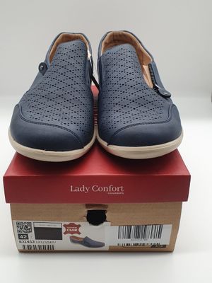 les chaussures sont posées sur une boîte, sur une surface blanche