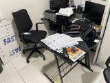 un bureau avec une chaise et un ordinateur dessus