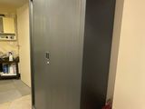 une armoire métallique dans un coin de la pièce