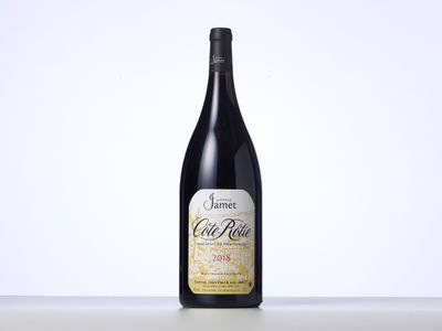 une bouteille de vin posée sur une table