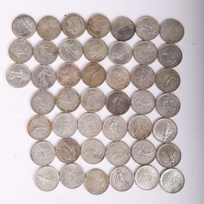 un lot de pièces de monnaie posées sur une table