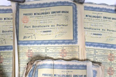 quelques feuilles sont empilées les unes sur les autres sur une table
