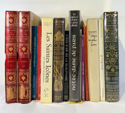 un grand nombre de livres alignés sur une étagère