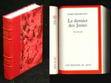 deux livres posés l'un à côté de l'autre sur une table