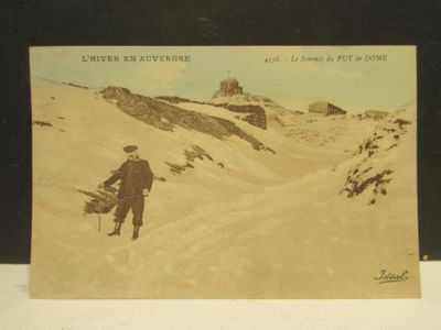 une vieille photo d'un homme marchant dans la neige
