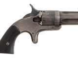 gros plan d'un revolver sur fond blanc