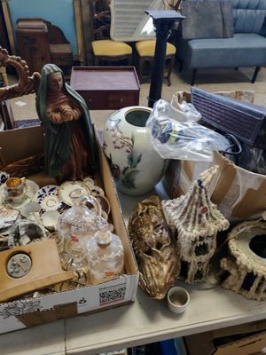 une table sur laquelle sont posés de nombreux objets