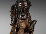 une image représentant une statue en bois d'un homme tenant une épée