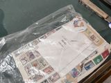 une table sur laquelle se trouvent de nombreux timbres et un téléphone