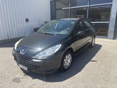 la photo d'une voiture noire garée devant un bâtiment