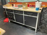 une image d'un établi dans un garage