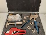 une valise contenant des outils, posée sur une table
