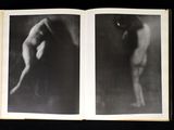 un livre ouvert contenant deux photographies en noir et blanc représentant le torse d'un homme
