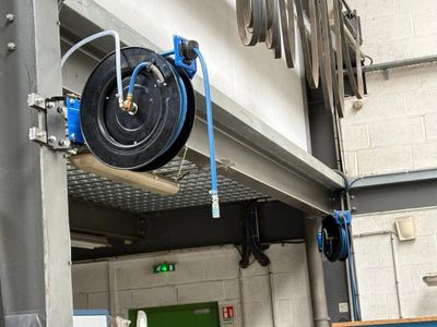 un tuyau suspendu au plafond d'un immeuble