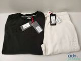 un gros plan sur un pantalon et un t-shirt posés sur une table
