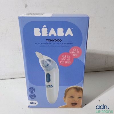 une boîte contenant un bébé, posée sur une table
