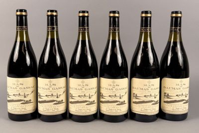 six bouteilles de vin rouge sont alignées