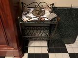 un sol à carreaux noirs et blancs sur lequel est allongé un chat