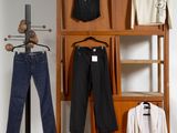 un présentoir de vêtements et un porte-manteaux dans une pièce