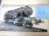 une vieille photo représentant un train, posée sur une table