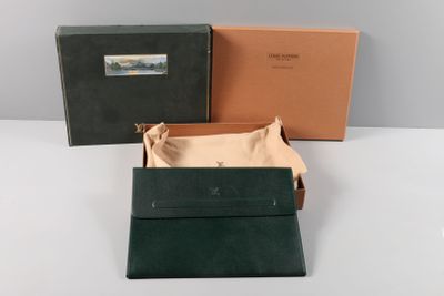 deux boîtes en cuir vert et marron posées sur une surface blanche