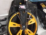 une roue posée sur une table